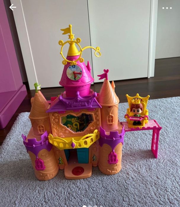Castelo Pinypon com os acessórios originais.