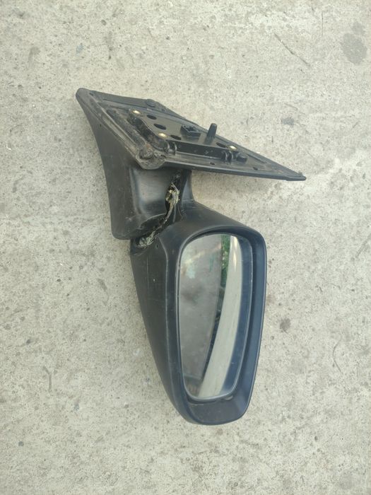 Продам правое зеркало на hyundai accent RB