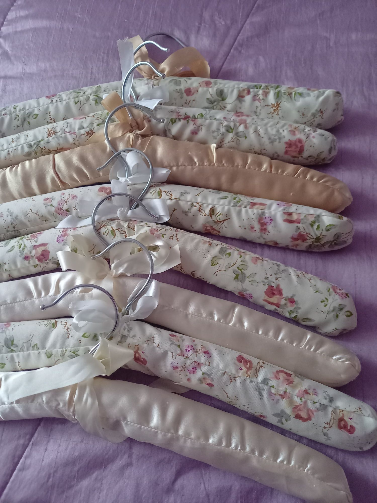 8 wieszaczków z drewna i materiału