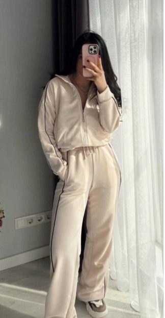 Бежевий костюм з контрастним кантом