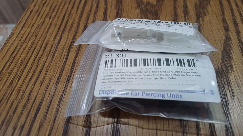 Одноразова стерильна система для проколу вуха