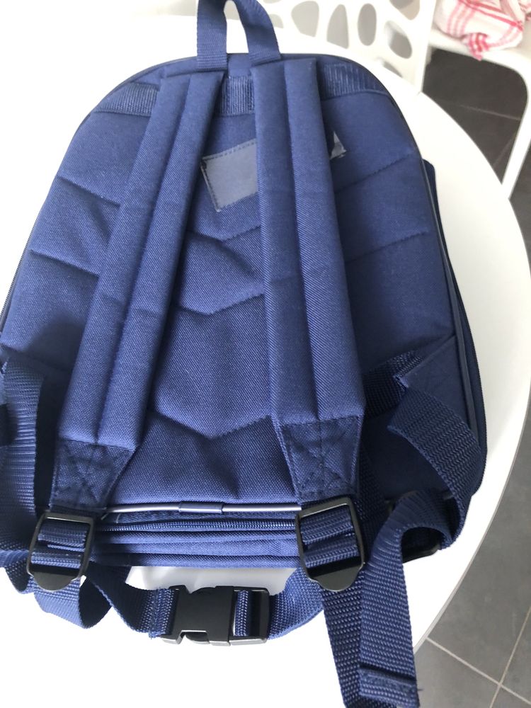 Mochila azul escura que pode servir para fim de semana