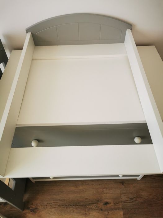 Łóżeczko dziecięce, komoda z przewijakiem i półka wisząca