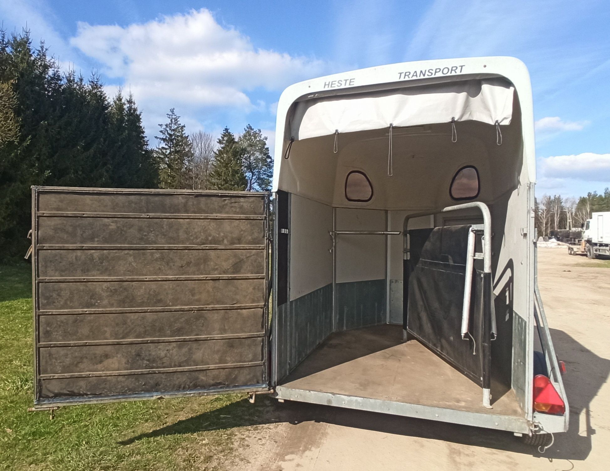 Przyczepa Cheval Liberty do przewozu 2 koni czy innych zwierząt.