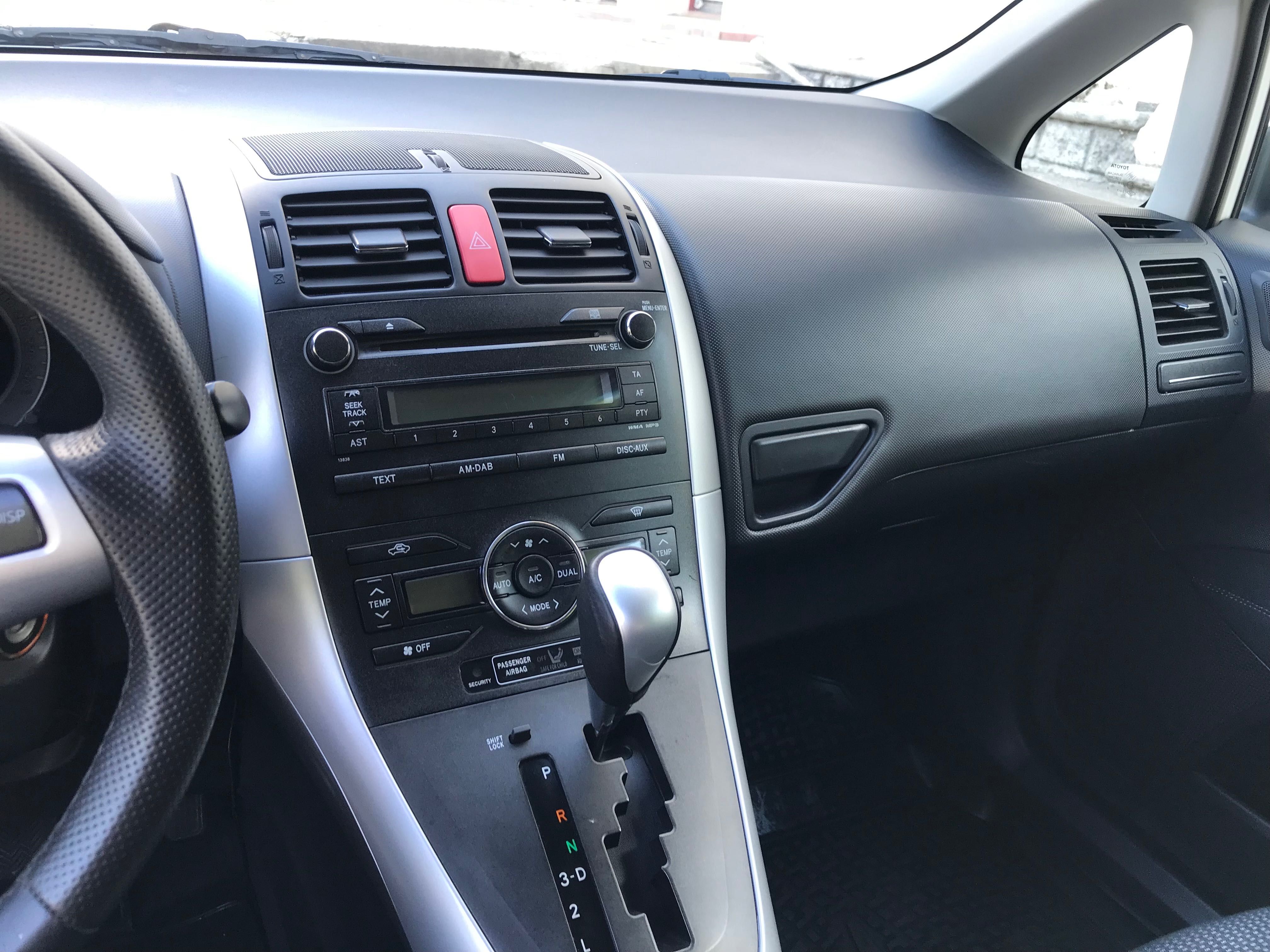 Тойота Аурис 2010г 1.6 Автомат.