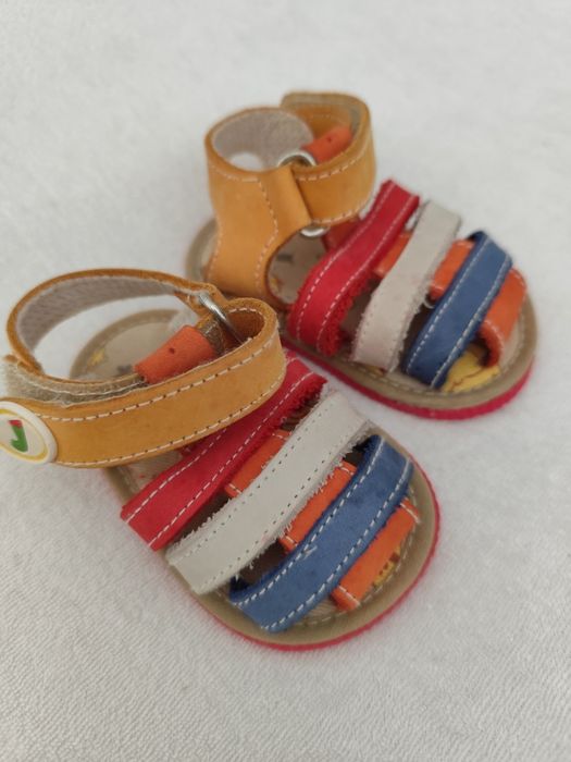 Sandálias/ sapatos bebé tamanho 17 (3-6 meses)