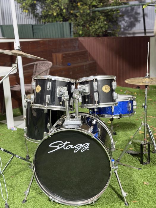 Bateria Stagg TIM com pratos Meinl e Sabian
