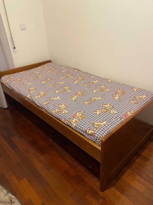 Vendo Cama solteiro com colchão + secretária