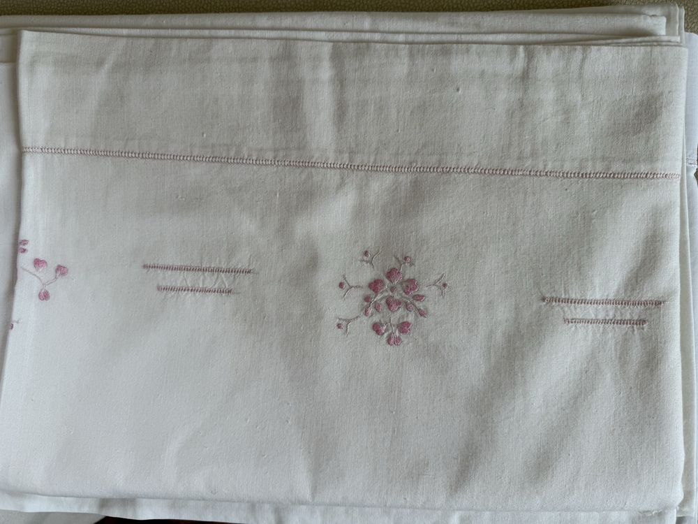 Lençois brancos, de algodão, bordados