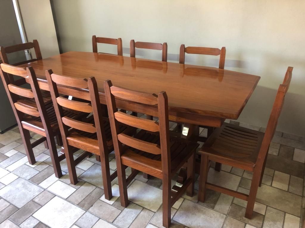 Mesa em madeira maciça com 8 cadeiras