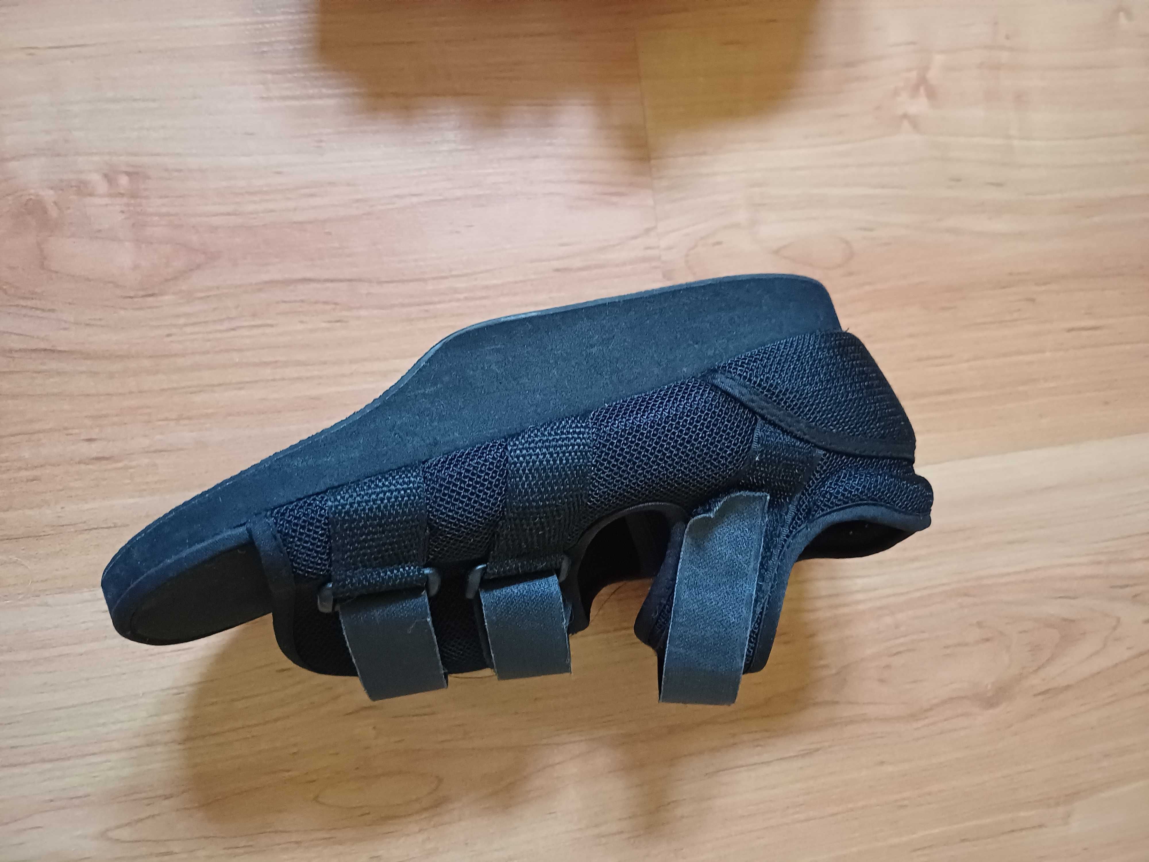 Sapatos para pós operação  aos pés, em ótimo estado.