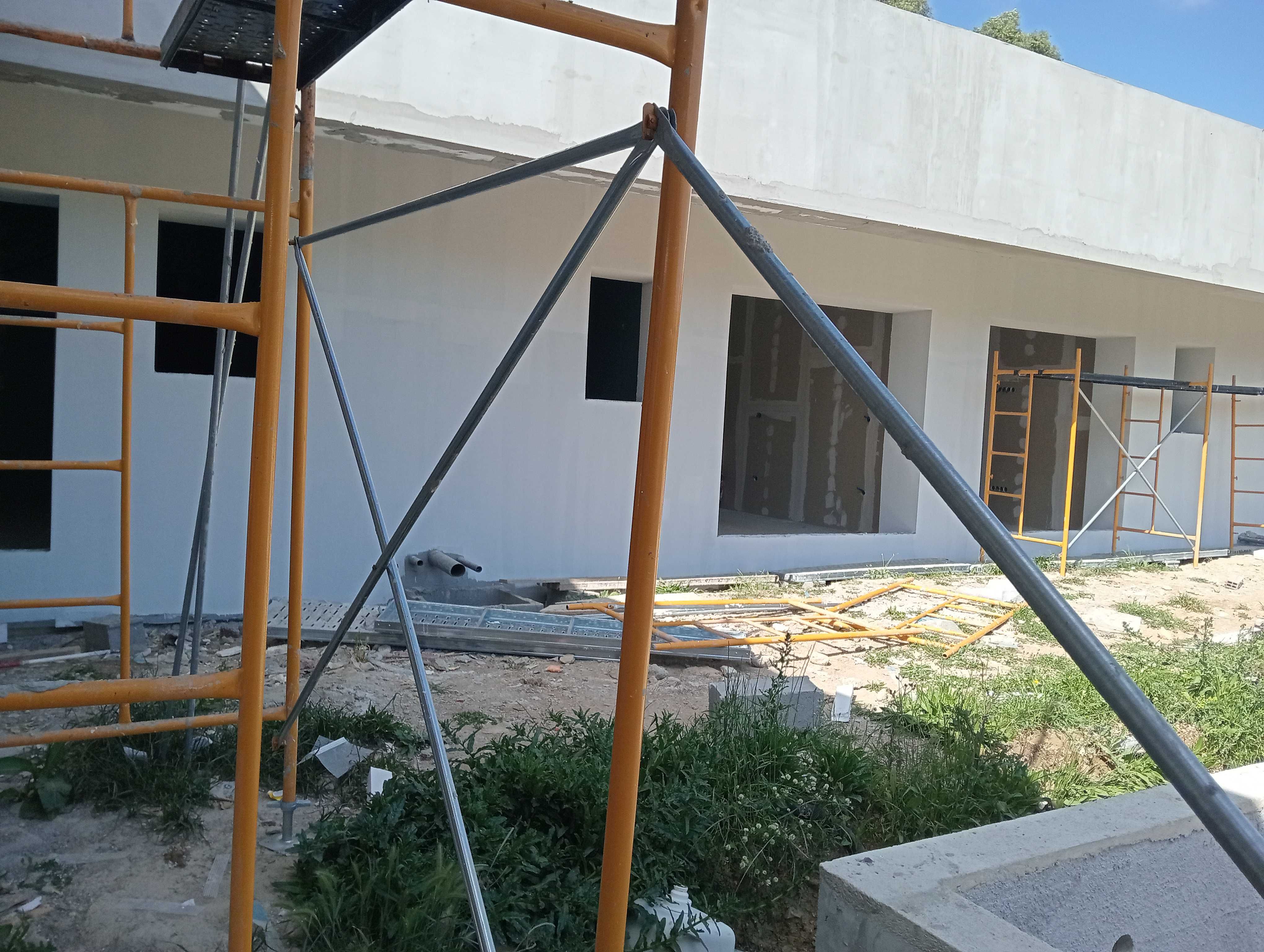 Trabalho remodelação, aplicação de capoto sob empreitada