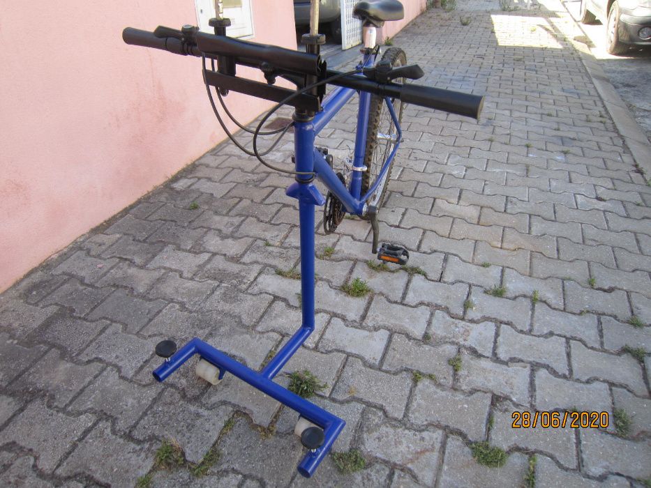 Cadeira de rodas com bicicleta