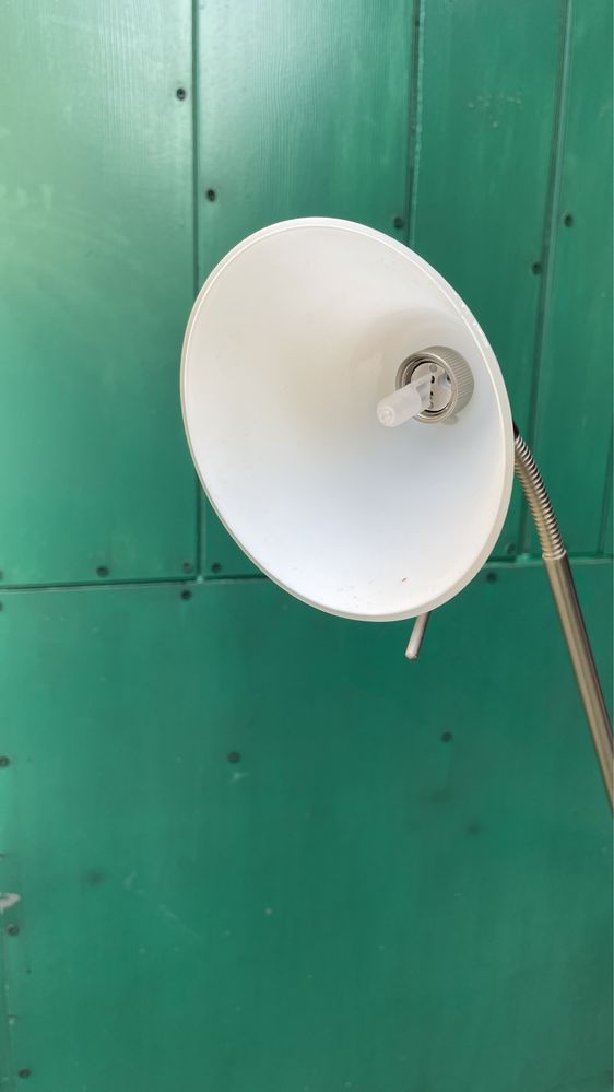 Lampa stojąca regulowana