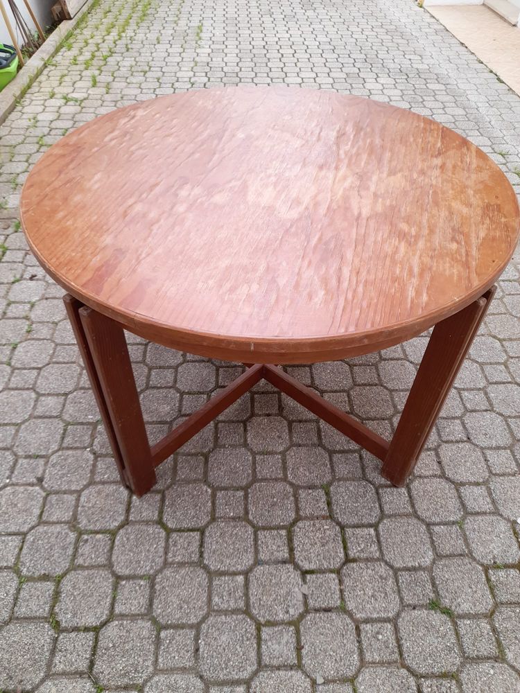 Mesa redonda em madeira