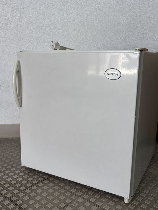 Frigorifico pequeno (54x54x56)