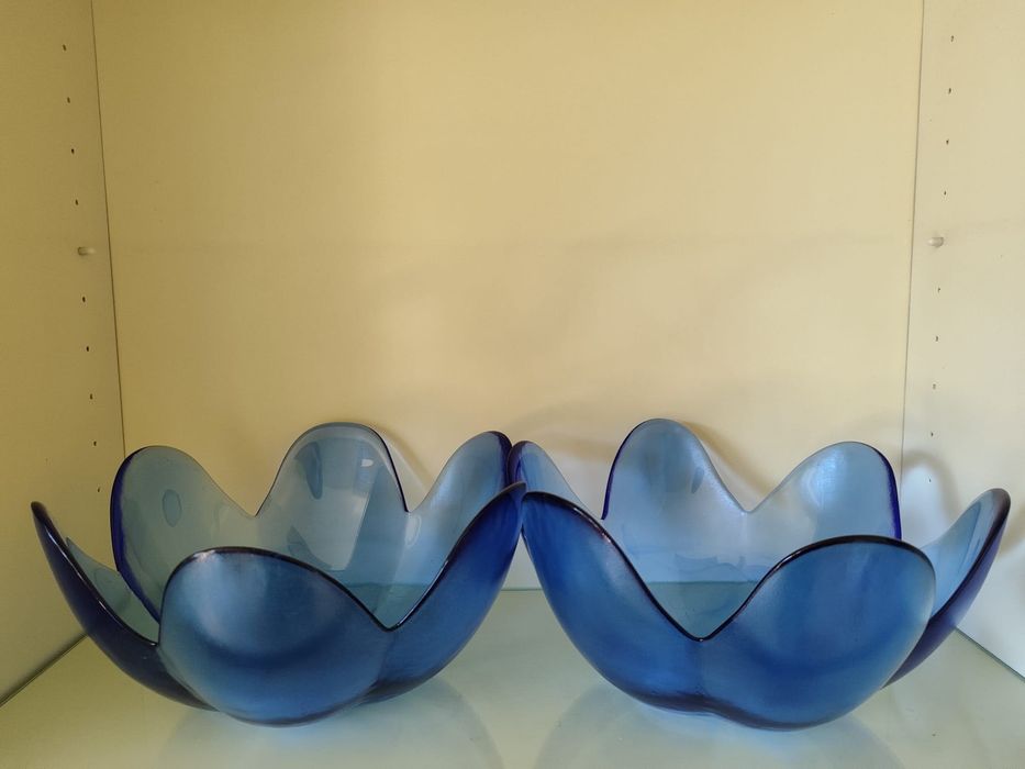 Dwie niebieskie miski na owoce w kształcie kwiatu