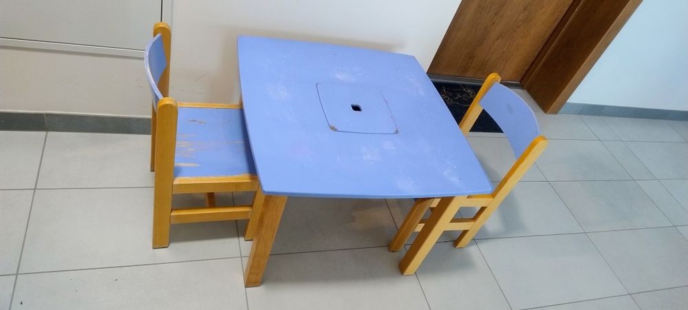 Stolik dla dzieci + 2 krzesełka