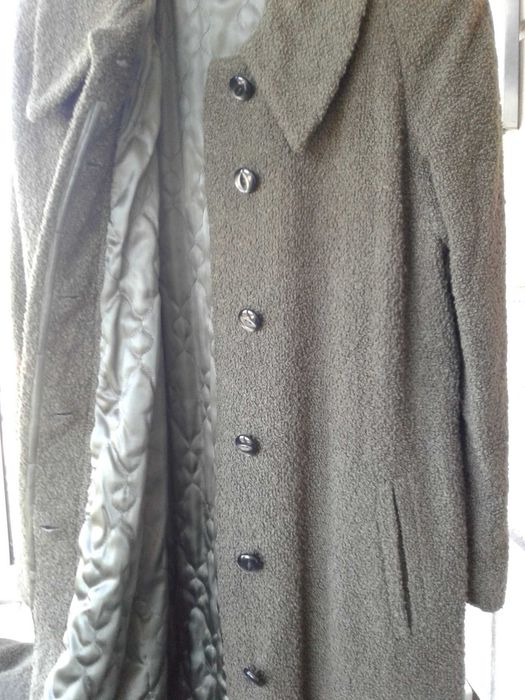 Обмін пальто демісезонне "букле"на молочку і яйця.