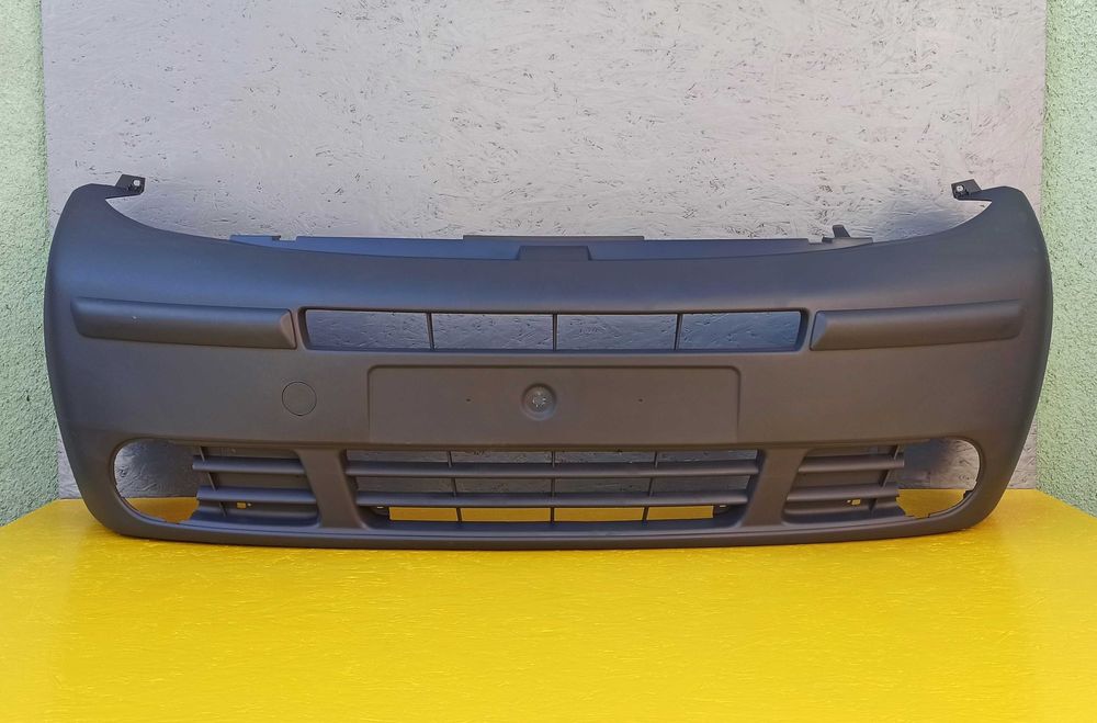 Бампер передний з отворами под ПТФ на Renault Trafic Трафик 01-06р