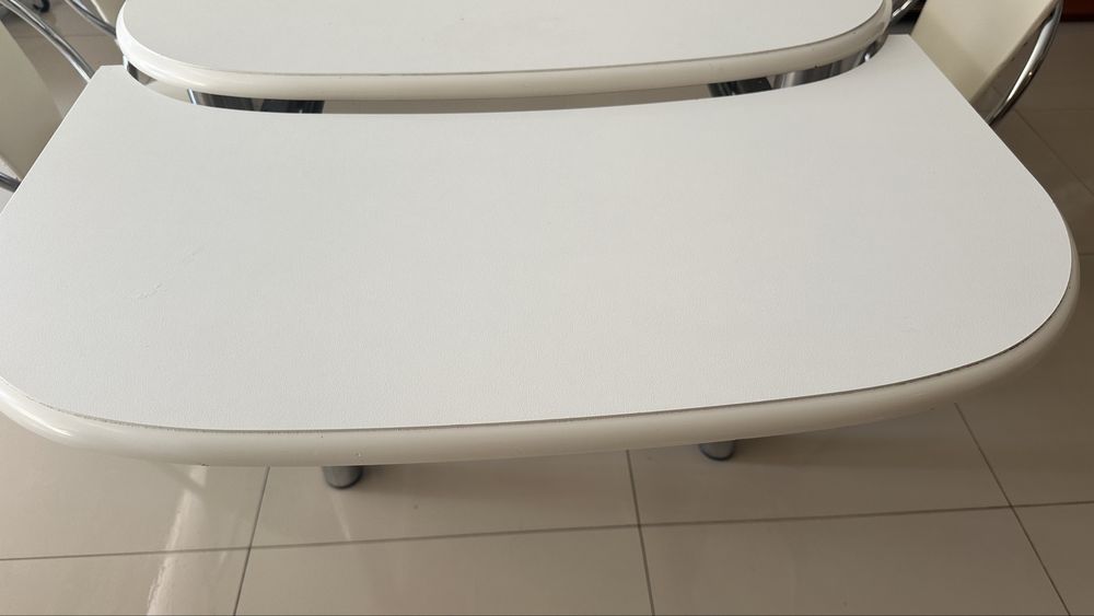 Mesa de cosinha  completa  com cadeiras.