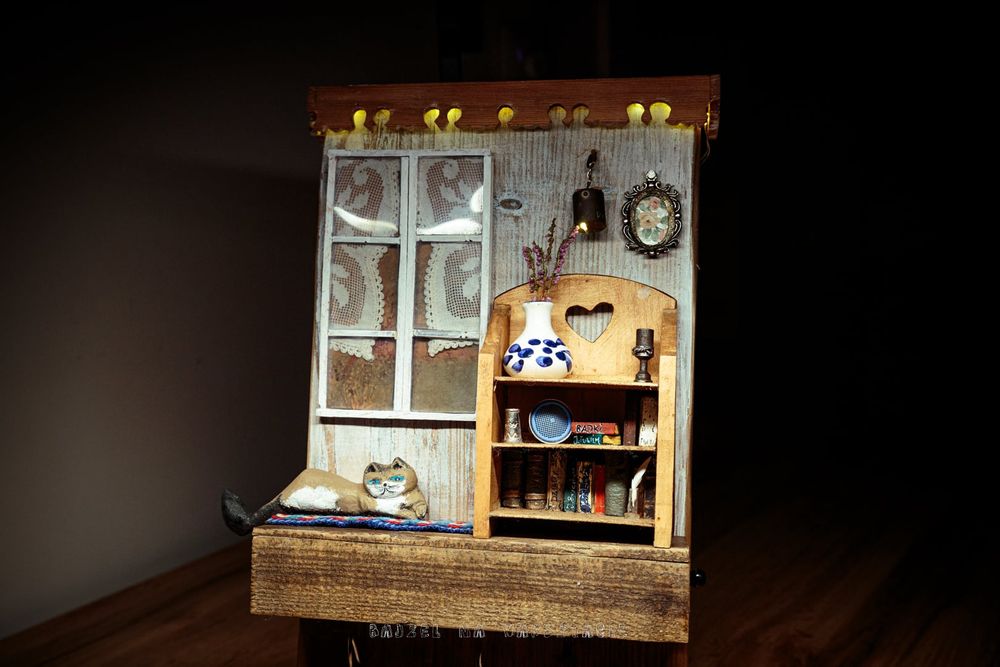 Dekoracja w formie wieszaka na klucze handmade z oświetleniem  kot