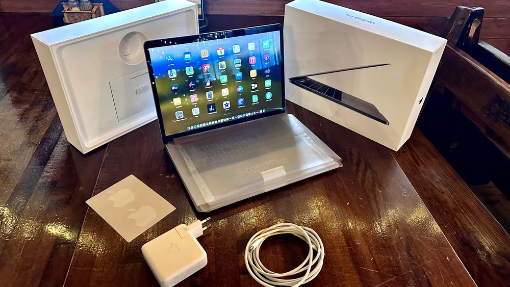 Apple MacBook Pro 2019, Intel i7 2,8Ghz, 16GB Ram, 256 ssd, 13 cali