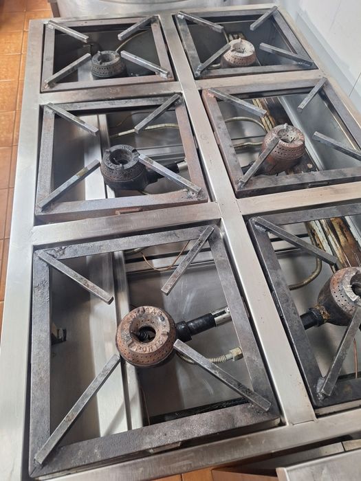 Vendo fogão com 6 queimadores  com apenas 2 meses de uso.