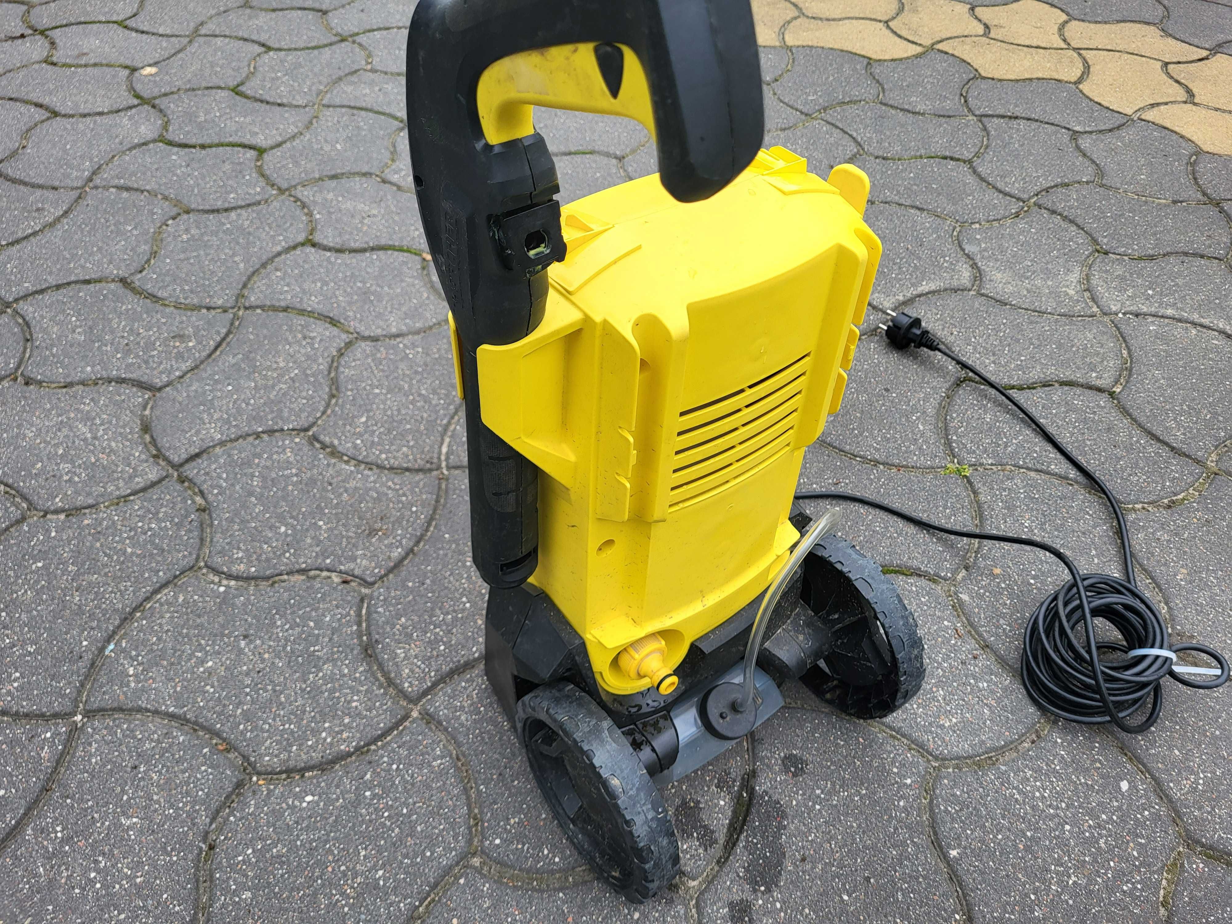Myjka ciśnieniowa KARCHER K 3 Car Home z pojemnikiem na płyn kółka
