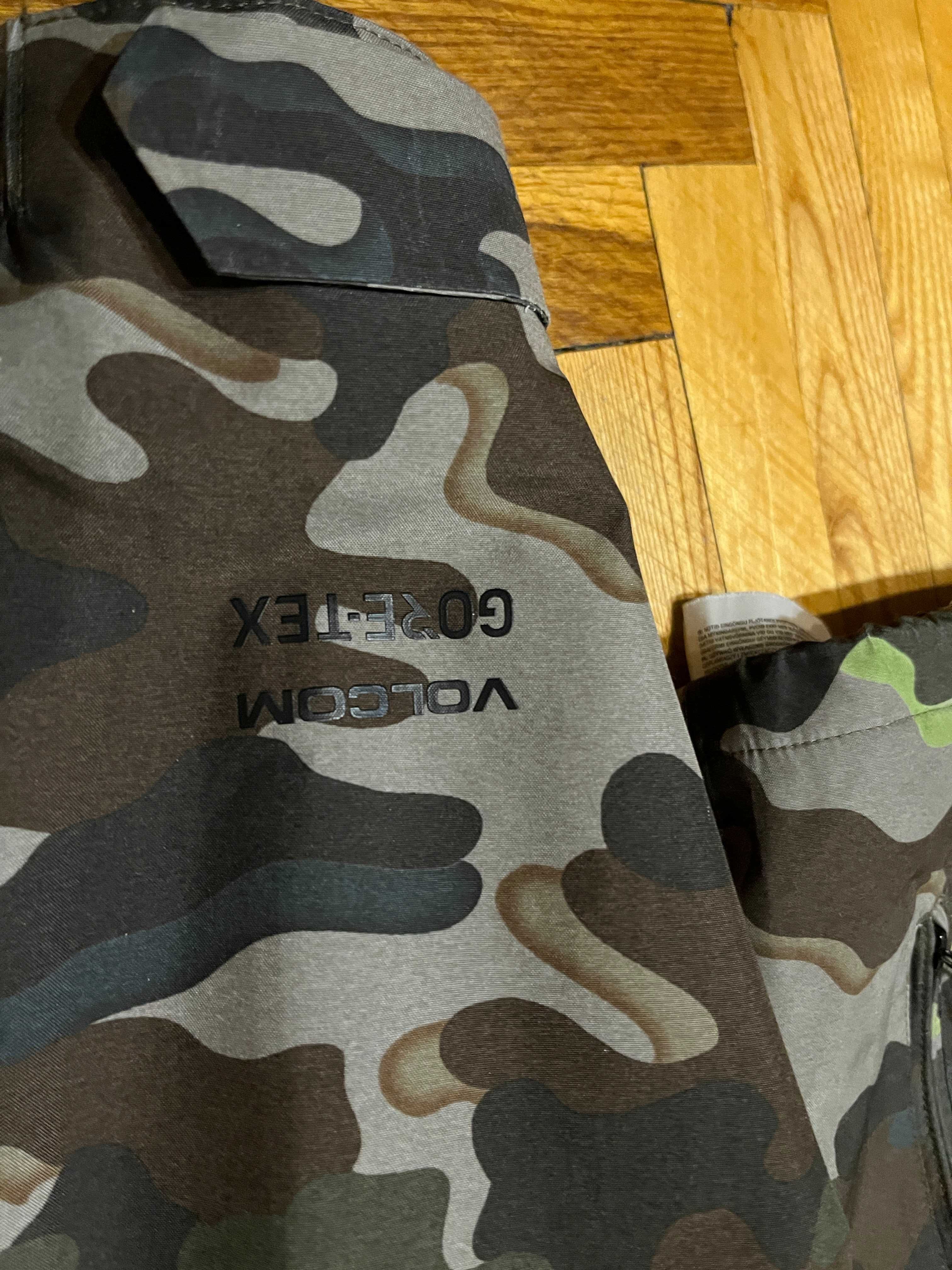 Volcom L Gore-Tex Jacket Army Camo, Б/В Сноубордична куртка Розмір L.