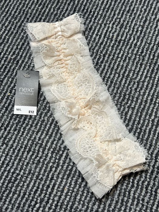 Весільна підвʼзка для нареченної на ногу бежевого кольору Next