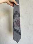 Szary krawat z eleganckim wzorem grey tie