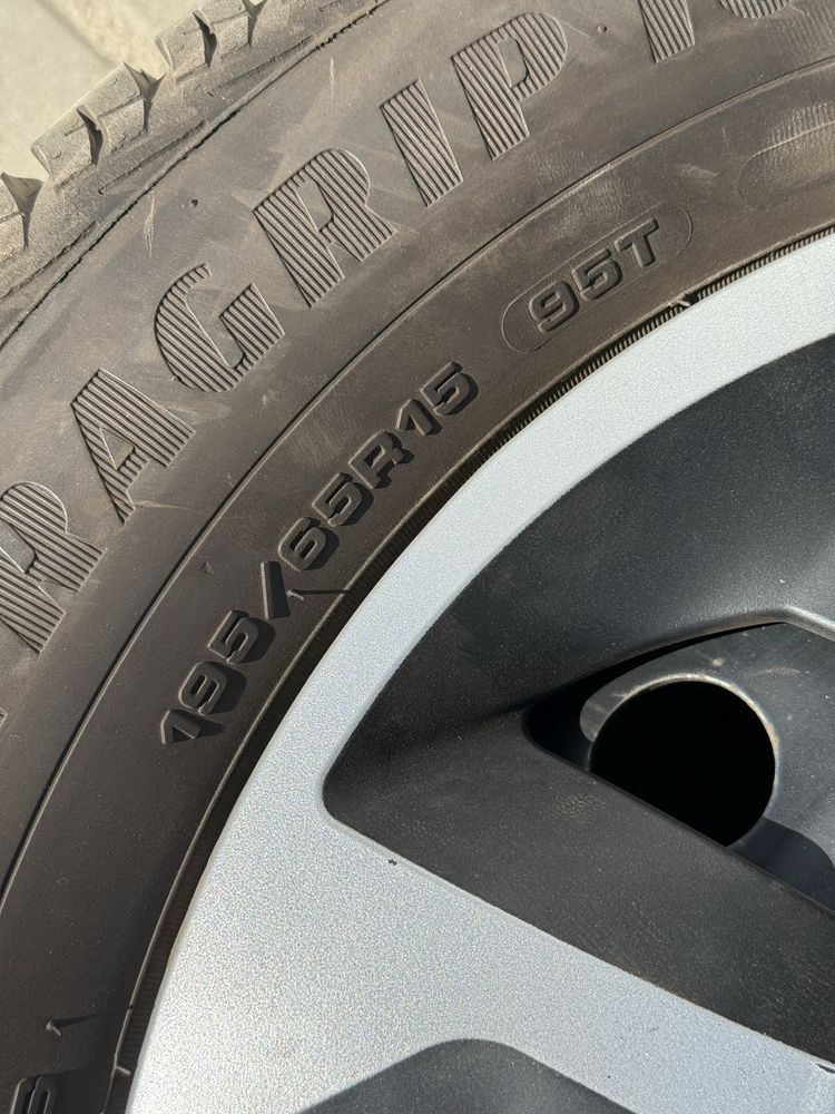 Opony zimowe GoodYear 195/65/15 prawie nowe