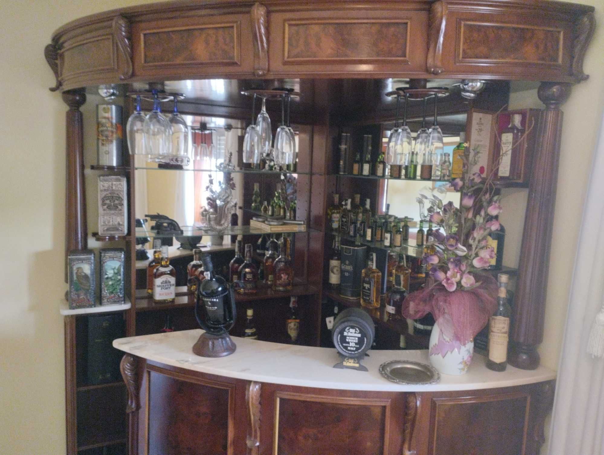 Sofá em pele,bar em madeira e mesa de centro