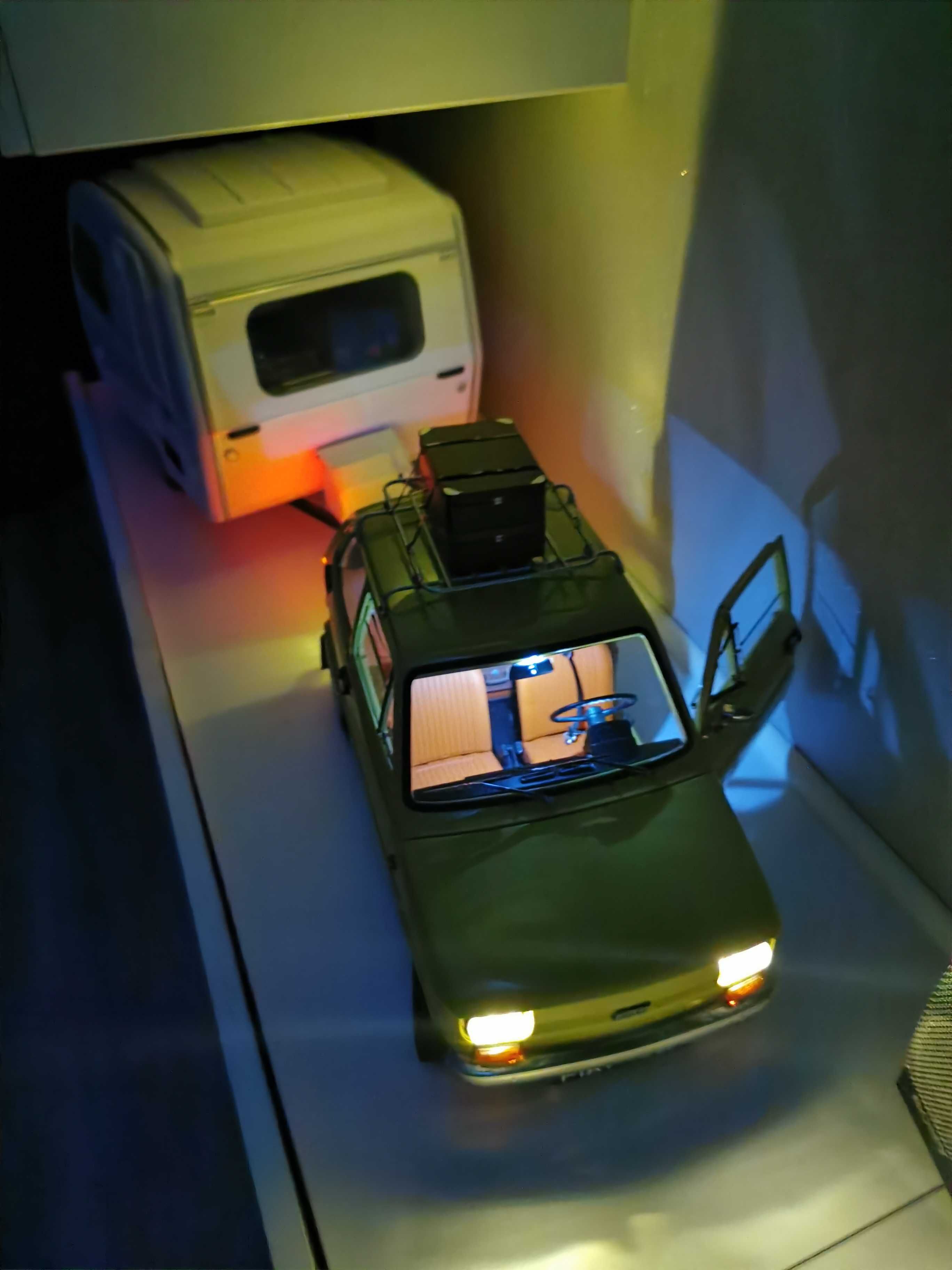 FIAT 126p z przyczepą ( 1:8 ) Model kolekcjonerski.