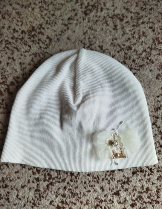 Біленька  шапка  на дівчинку