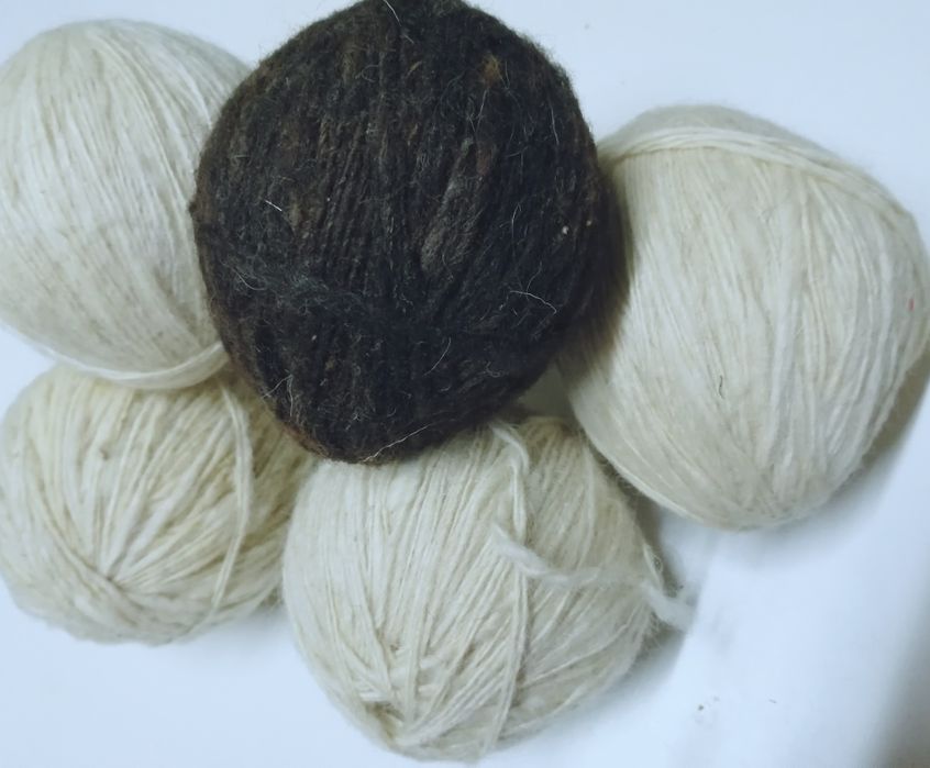 Novelos de lã fiada de forma artesanal