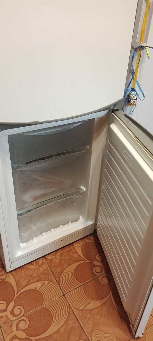 Двокамерний холодильник zanussi
