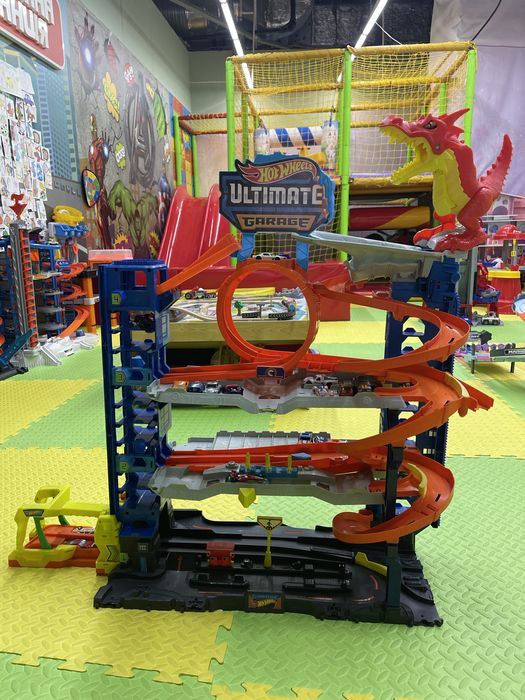 Трек Hot Wheels , цікавий паркінг для машинок