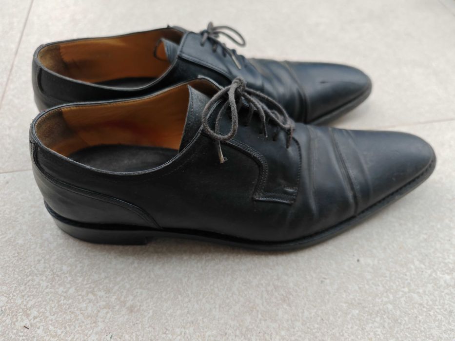 Sapatos clássicos Valentino Garavani em couro (tamanho 44)