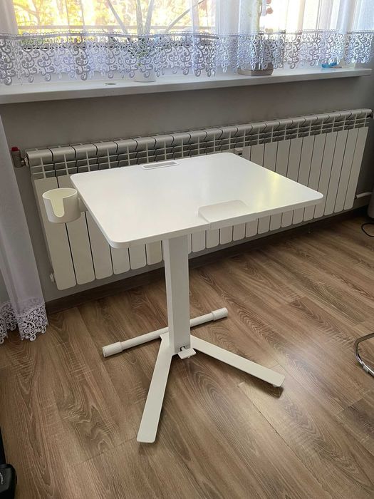 Regulowane stolik-biurko z kółkami na laptop, 66x50 cm MITTZON Ikea