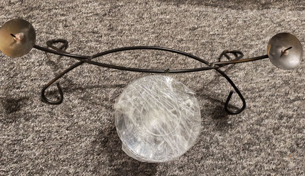 Świecznik i podgrzewacz zapachów.