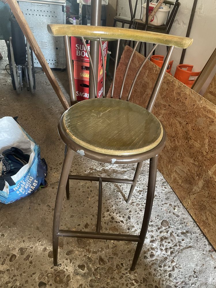 Mesa e cadeiras altas