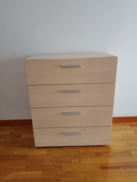 Cómoda criança em bom estado