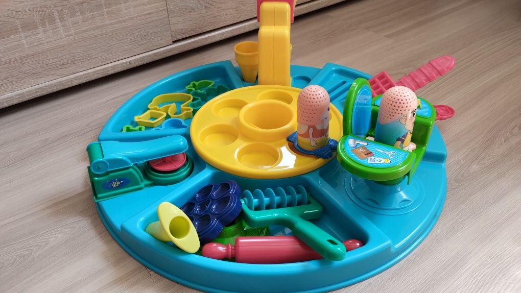 Stoliczek do zabawy ciastoliną PlayDoh
