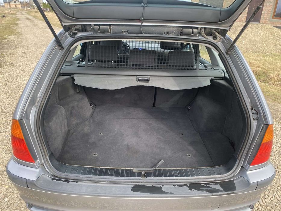 Продам BMW 3Series  2004