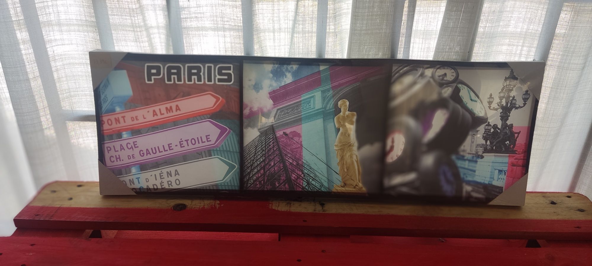 Quadros decorativo e puff de arrumação