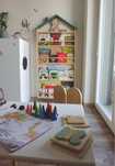 Drewniana biblioteczka domek / półka na książki dla dzieci