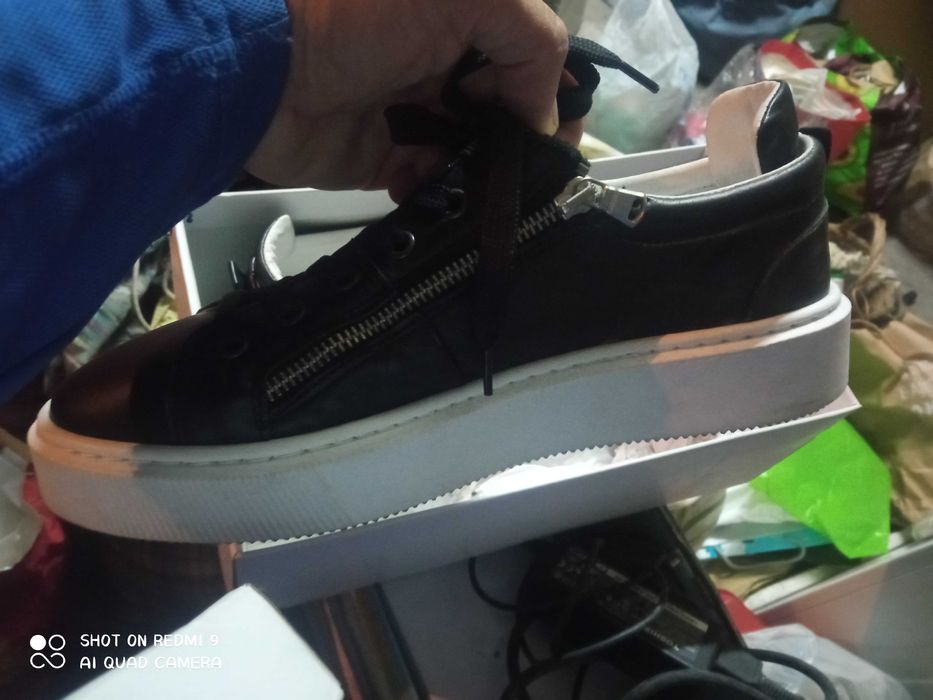 Sapatilhas preta e branca tamanho 41