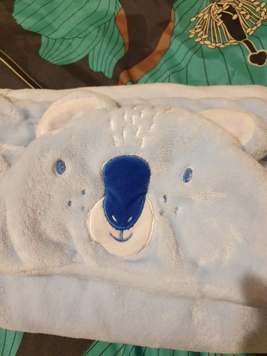 Mięciutki kocyk z kapturem dla niemowląt.